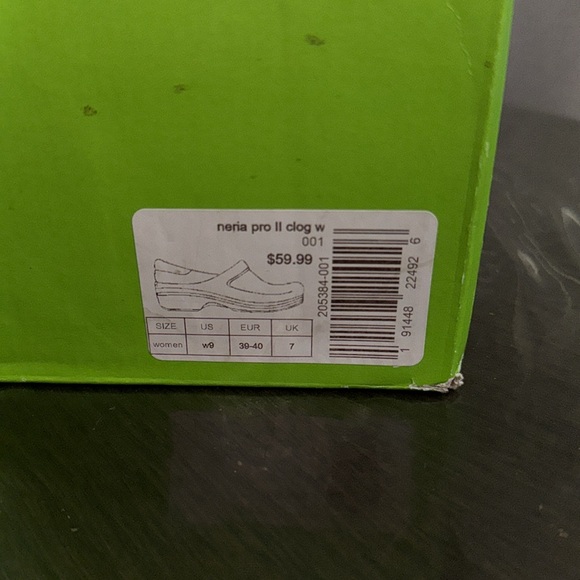 Looking to sell my gently used pair of Work Crocs, size 9. - Picture 7 of 7